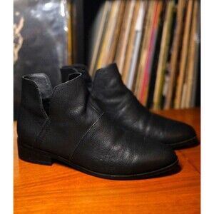 LUCKY BRAND Paramo Black Pebbled Leather Ankle Booties V Cut Out 8